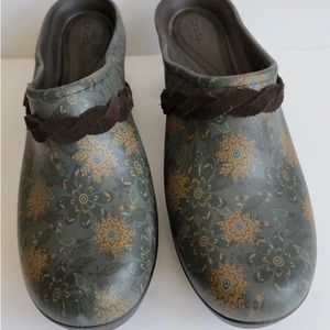 Crocs Sarah Clogs Green Floral Dual Comfort Clogs Mules Size 9